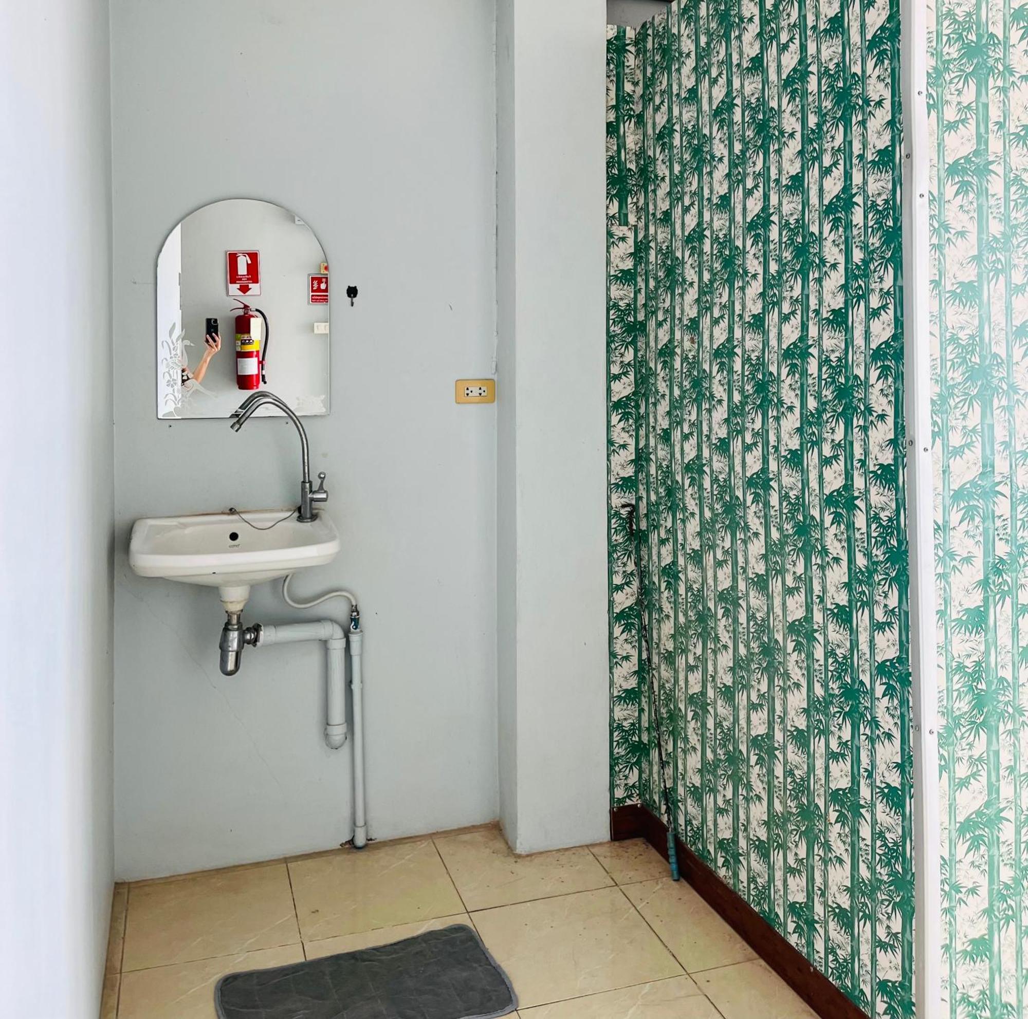Patone Hostel Аюттхая Екстер'єр фото